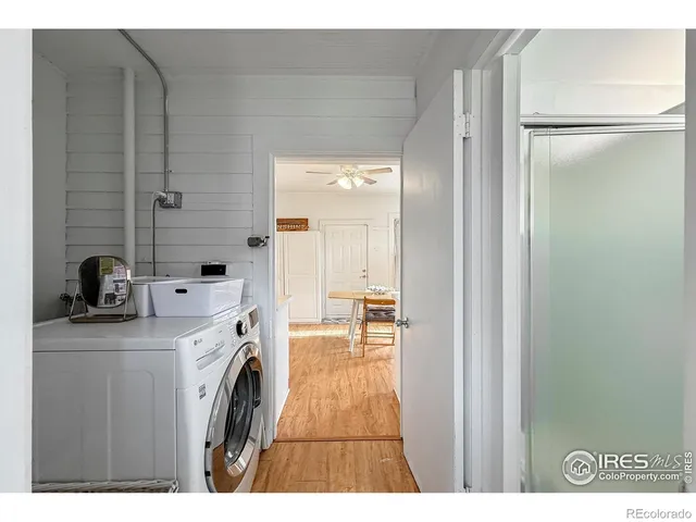 a view of entryway and kitchen