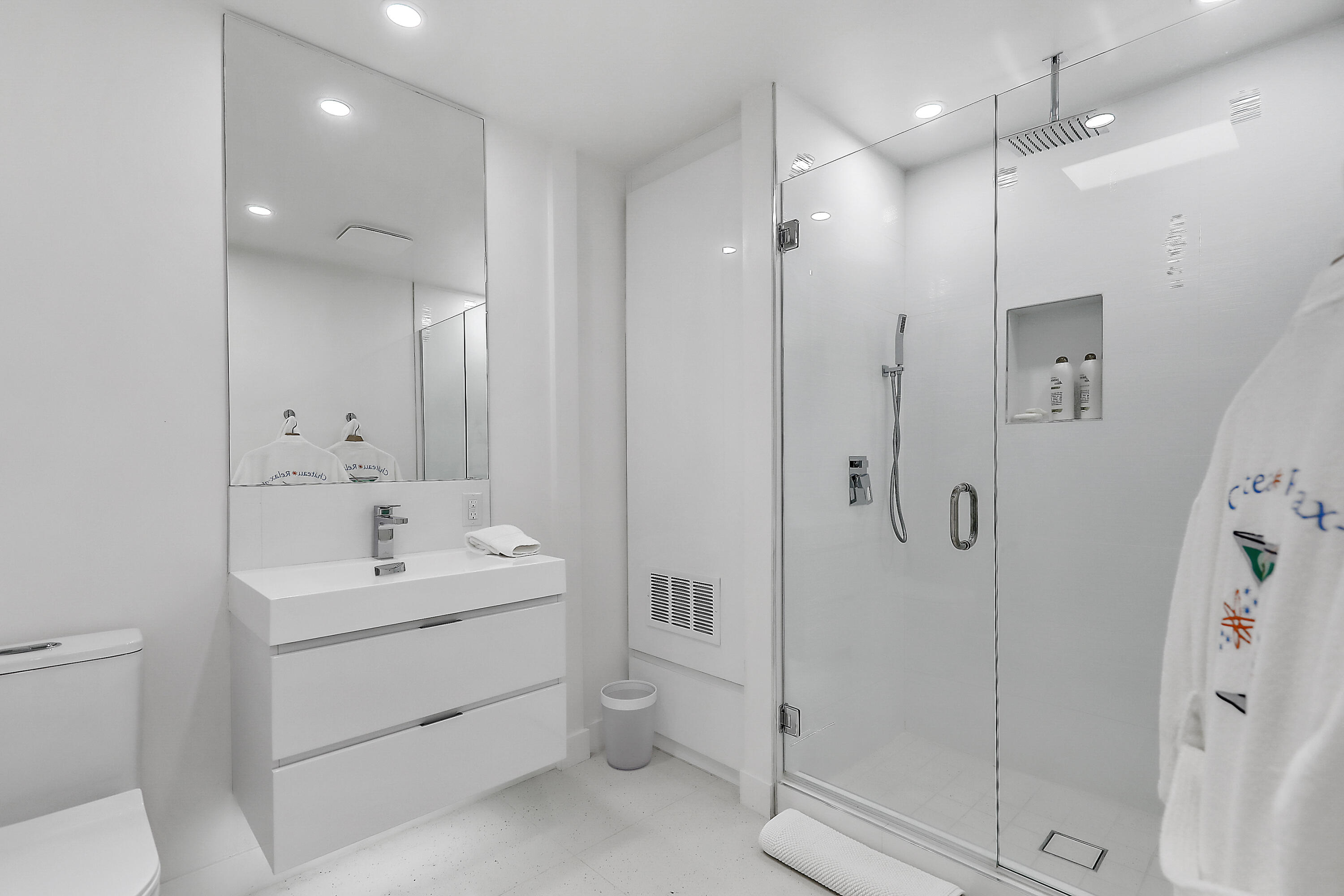 45765 Hopi Road Indian Wells, CA 92210 - Photo 25 of 39 a bathroom with a shower toilet sink and mirror