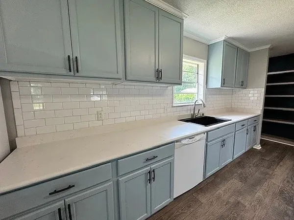 $2,300 | 203 North Lake Drive, Brunswick, GA 31525