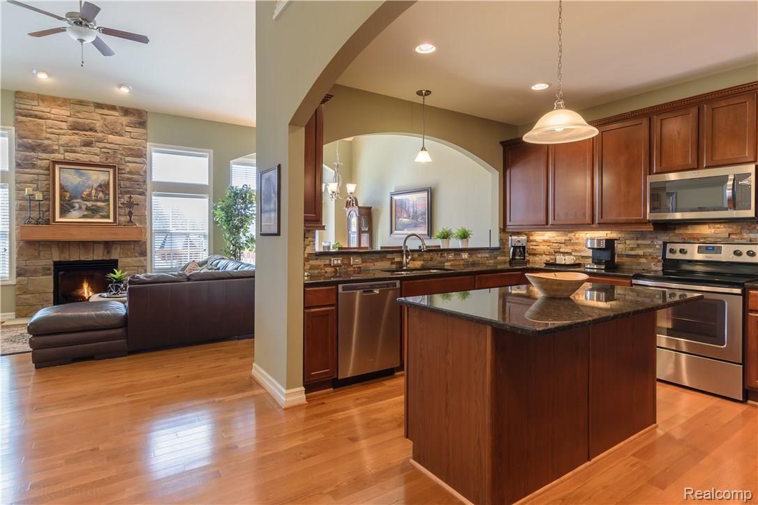 593 Poplar Court Rochester, MI 48306 - Photo 3 of 22 Bright & Open Floor lan