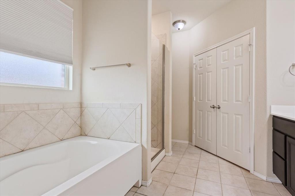 5300 Crossville Drive Waco, TX 76708 - Photo 17 of 33 a bathroom with a bathtub and shower