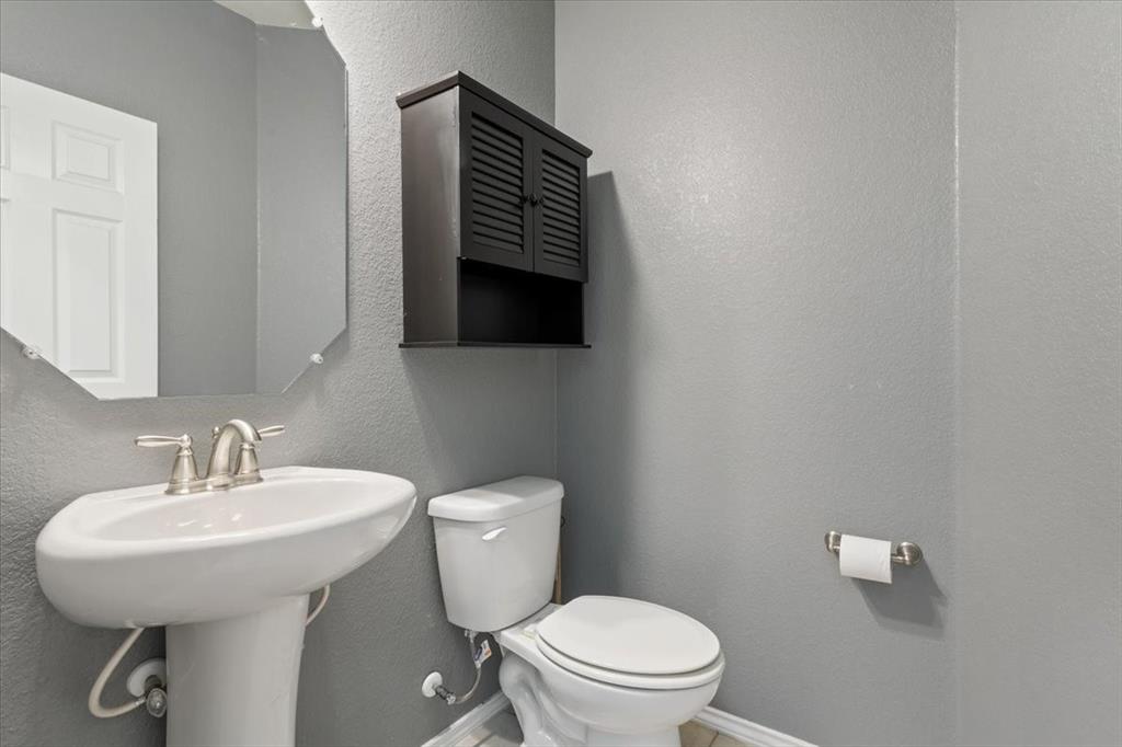 5300 Crossville Drive Waco, TX 76708 - Photo 25 of 33 a bathroom with a sink toilet and mirror
