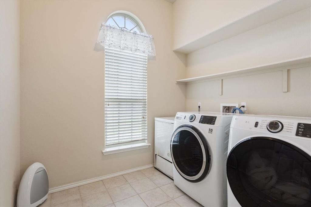 5300 Crossville Drive Waco, TX 76708 - Photo 26 of 33 a utility room with dryer and washer