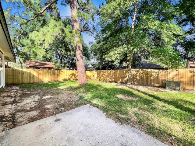 a view of a yard with an tree and fence