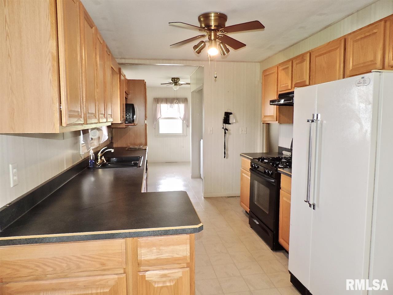 17844 Lake Knolls Road Pekin, IL 61554 - Photo 4 of 32