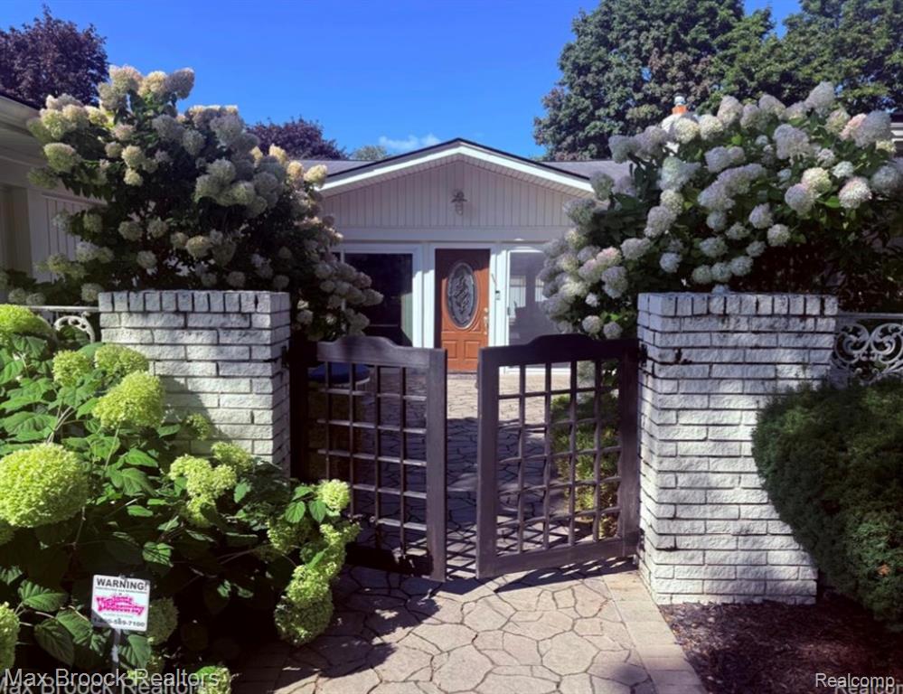 4784 South Valleyview Road West Bloomfield, MI 48323 - Photo 1 of 12 Gallery Image 1