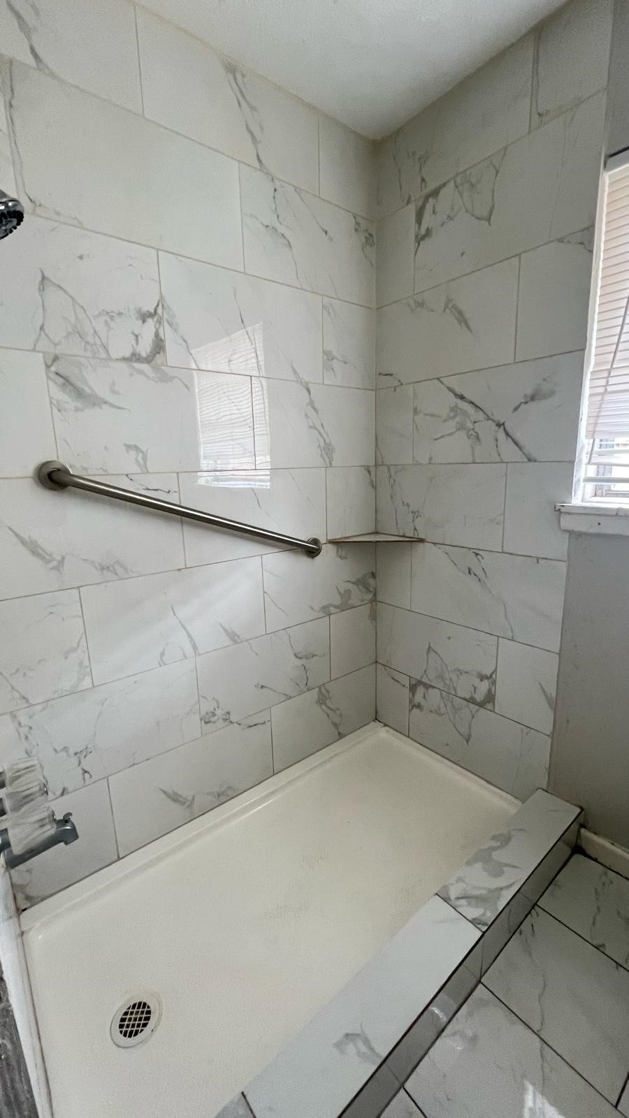 5022 Mallow Street, Unit 7 Houston, TX 77033 - Photo 7 of 20 a bathroom with a tub