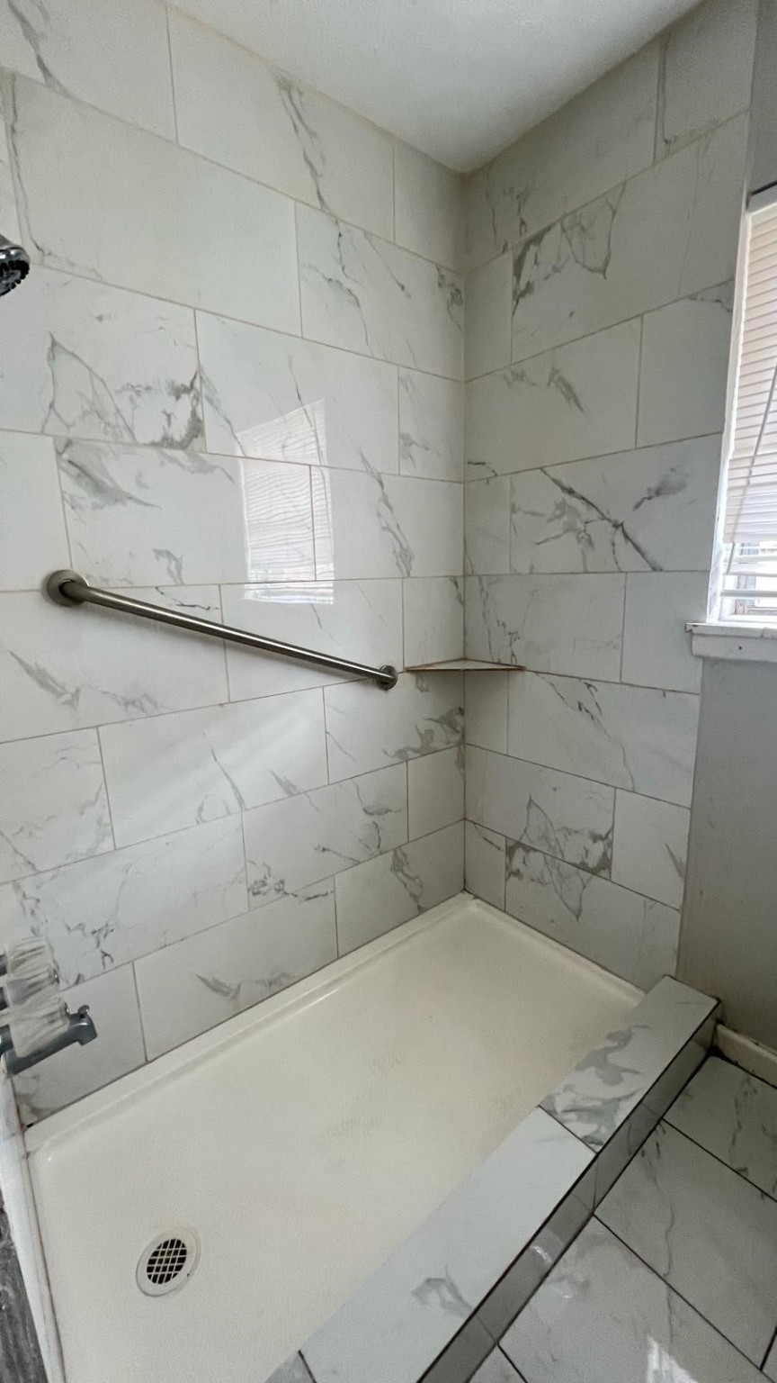 5022 Mallow Street, Unit 7 Houston, TX 77033 - Photo 7 of 20 a bathroom with a tub