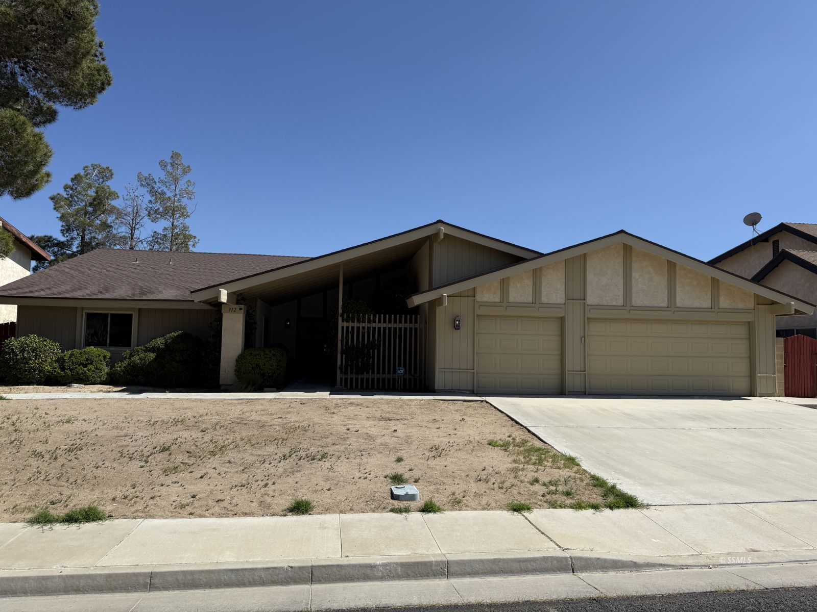 912 Randall Street Ridgecrest, CA 93555 - Photo 1 of 29