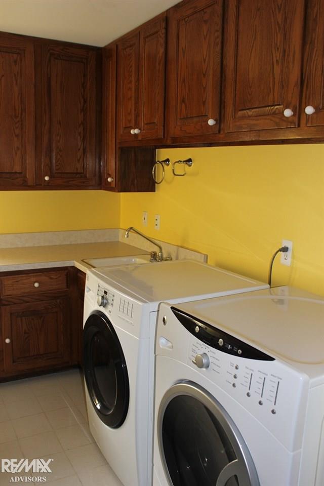 5556 Abbey Drive Rochester, MI 48306 - Photo 63 of 75 Second floor laundry