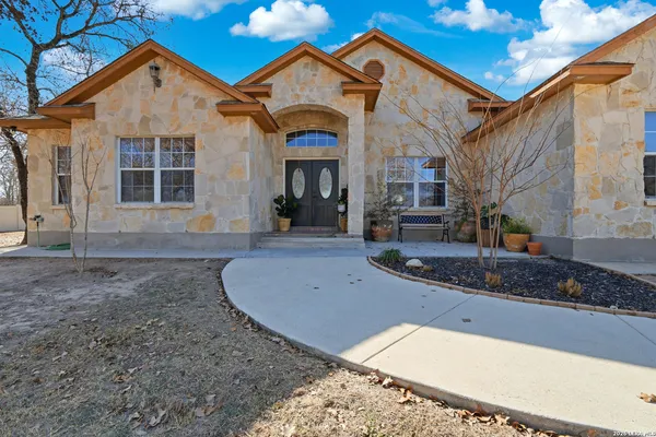 $525,000 | 228 County Road 6864, Natalia, TX 78059