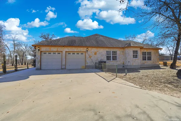 $525,000 | 228 County Road 6864, Natalia, TX 78059