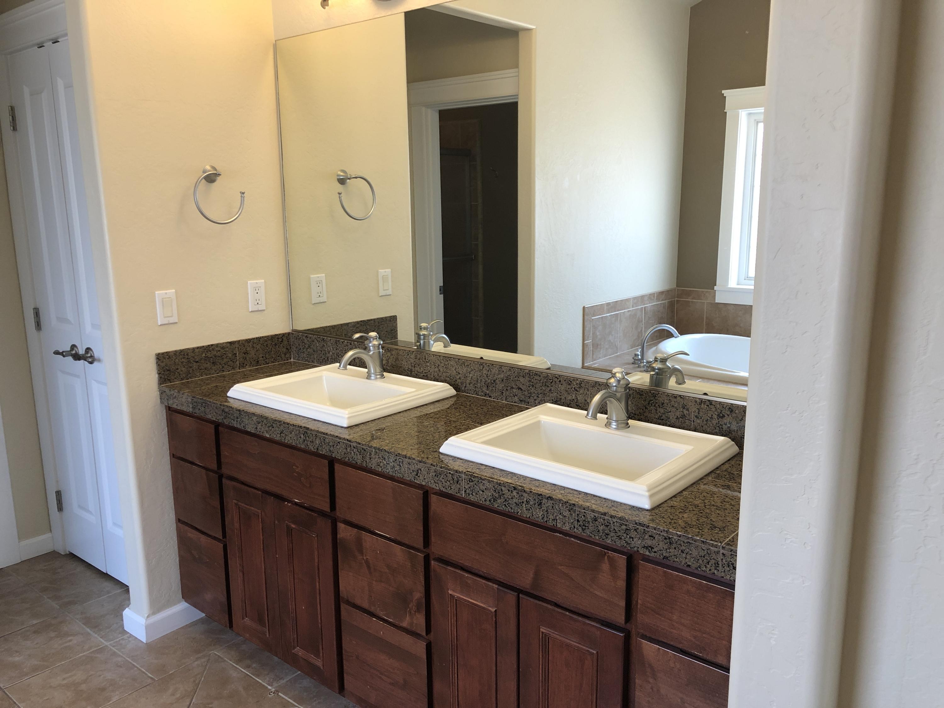 818 Ridgeway Avenue Central Point, OR 97502 - Photo 21 of 45 IMG_7637