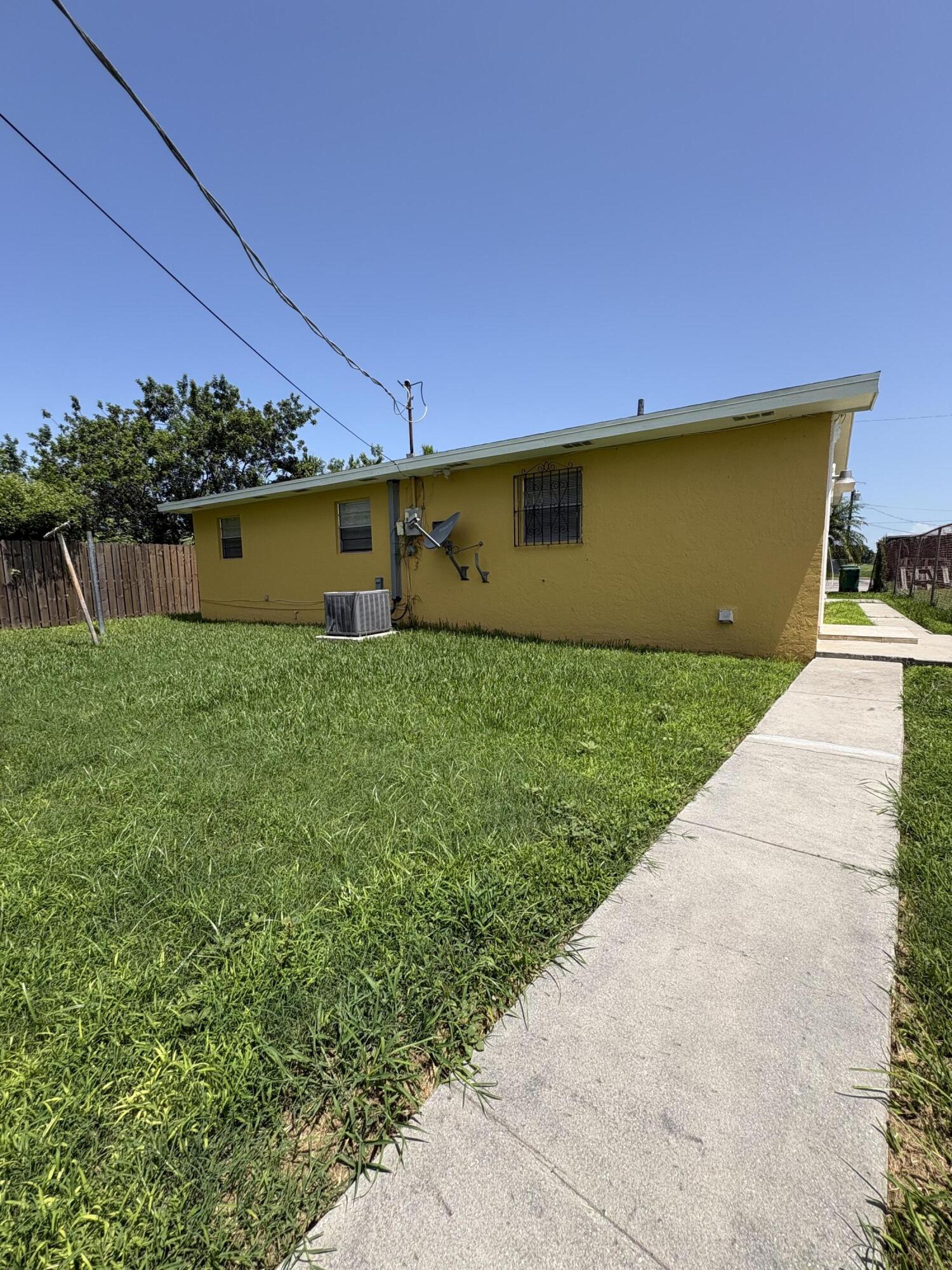 442 North Cocoanut Road Pahokee, FL 33476 - Photo 4 of 28 IMG_1506