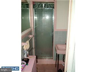 209 East Claremont Road Philadelphia, PA 19120 - Photo 5 of 7 Bathroom
