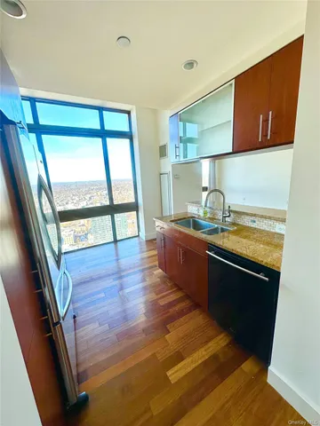 $3,300 | 175 Huguenot Street, New Rochelle, NY 10801