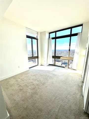 $3,300 | 175 Huguenot Street, New Rochelle, NY 10801