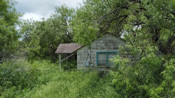 a view of a back yard
