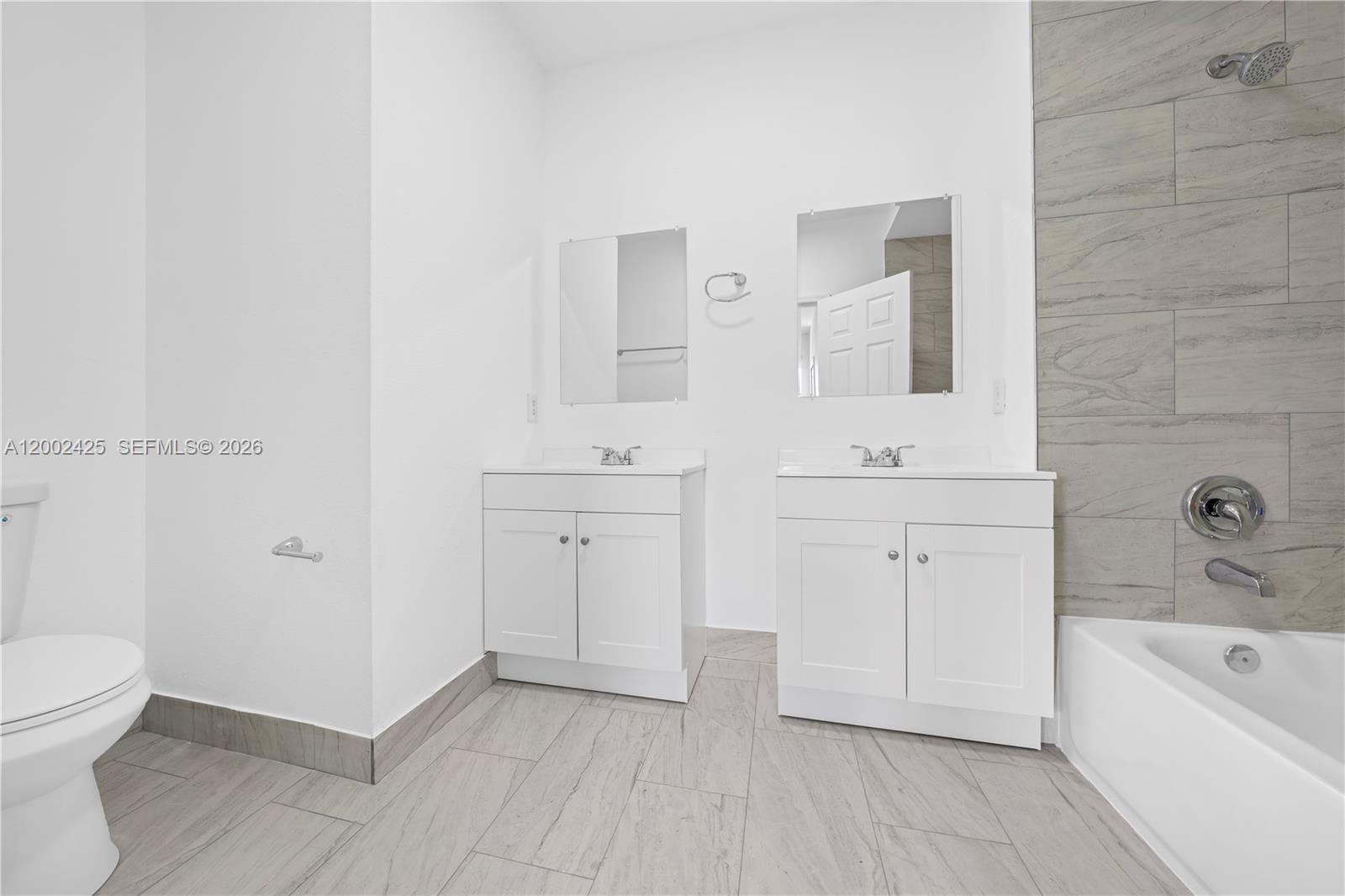 27460 Southwest 138th Path, Unit 27460 Homestead, FL 33032 - Photo 16 of 29 Promary Bathroom