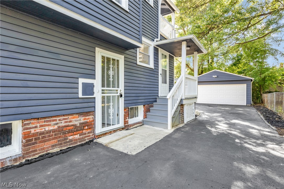 940 Nela View Road Cleveland Heights, OH 44112 - Photo 4 of 32