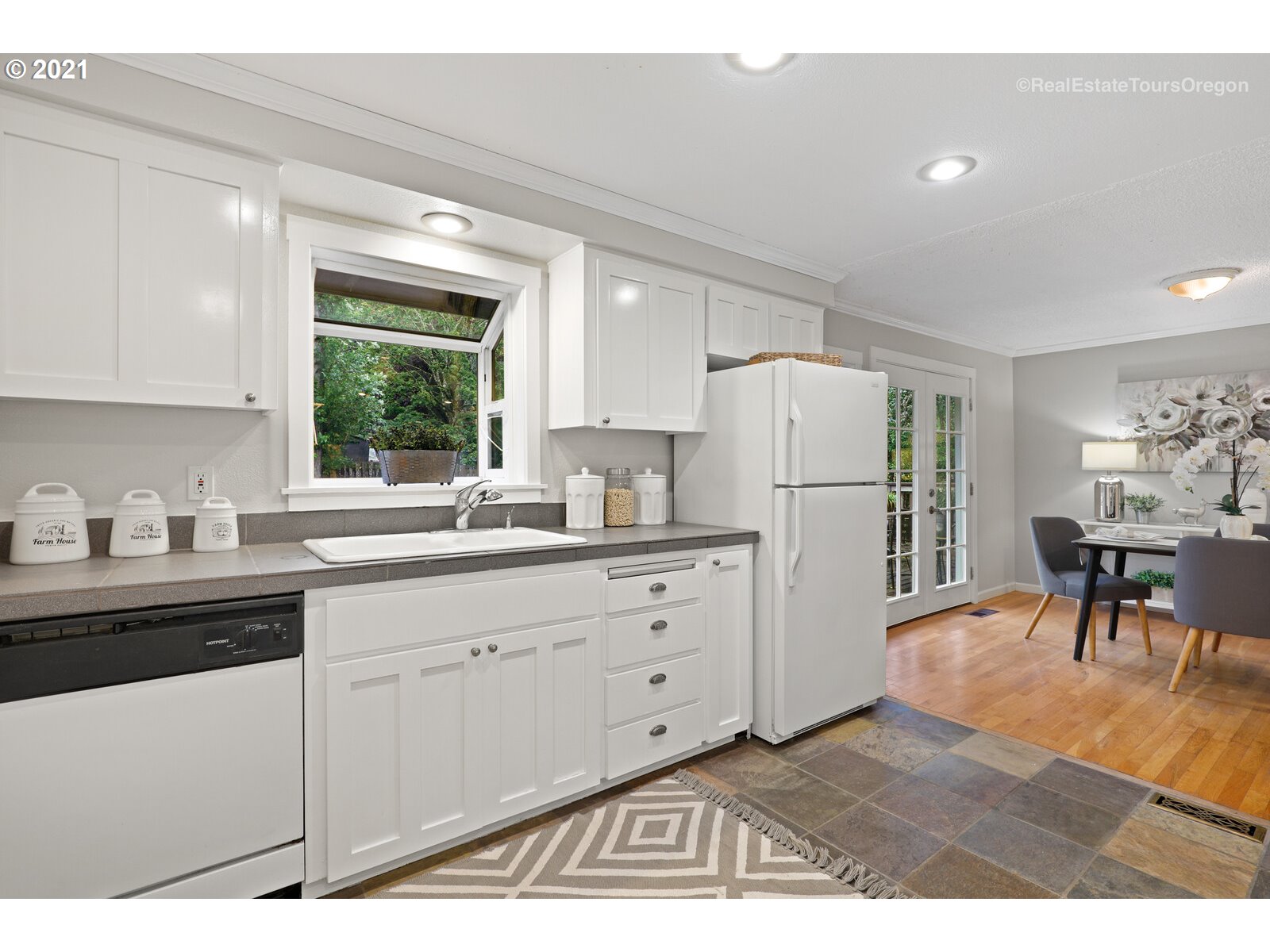 9220 Southwest 5th Avenue Portland, OR 97219 - Photo 10 of 29 Gallery Image 10