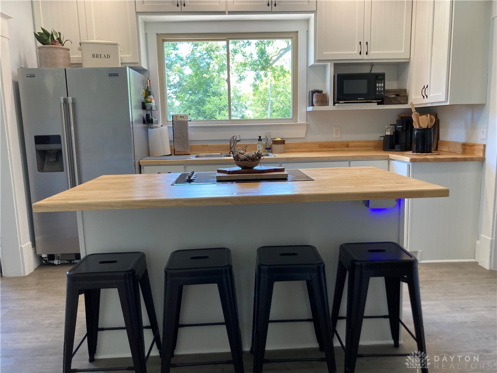 64 Larrick Road Sabina, OH 45169 - Photo 6 of 38 Eat in kitchen with island