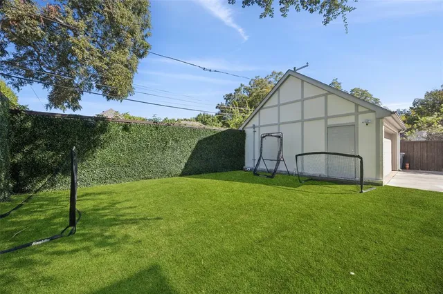 a view of a back yard