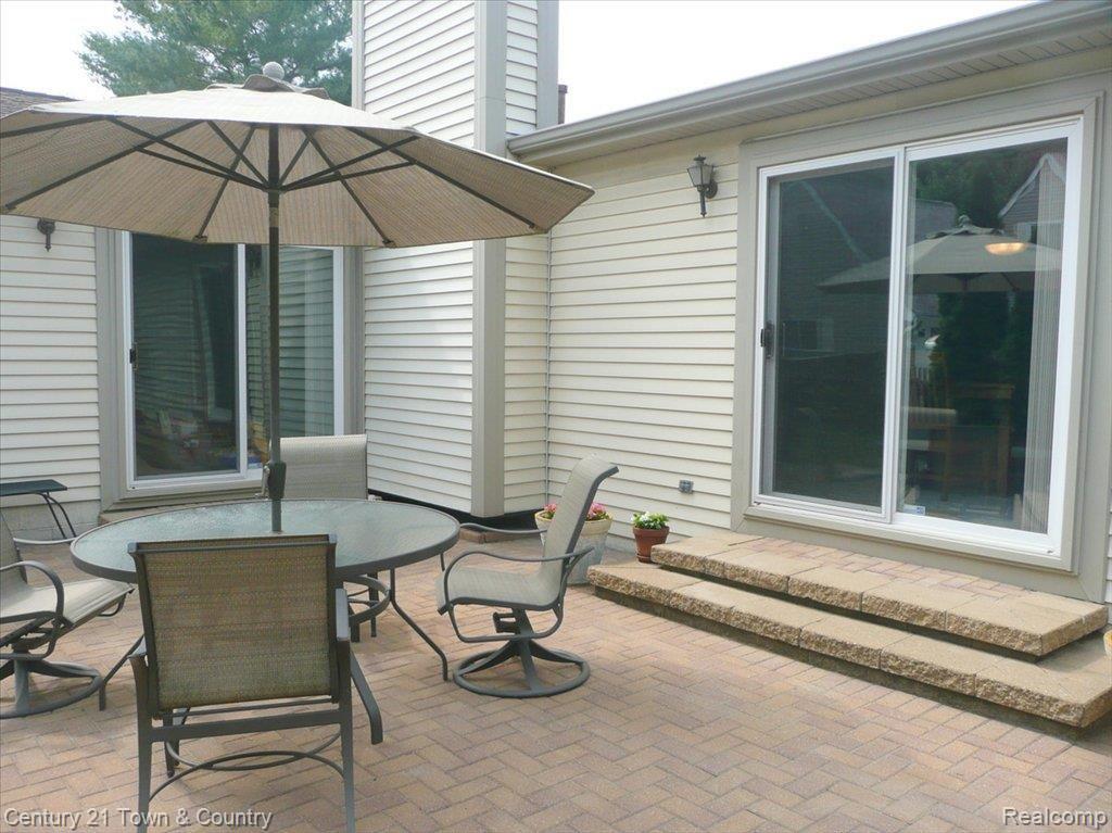 682 Hidden Ridge Drive Troy, MI 48083 - Photo 18 of 19 2 Doorwalls To Patio!