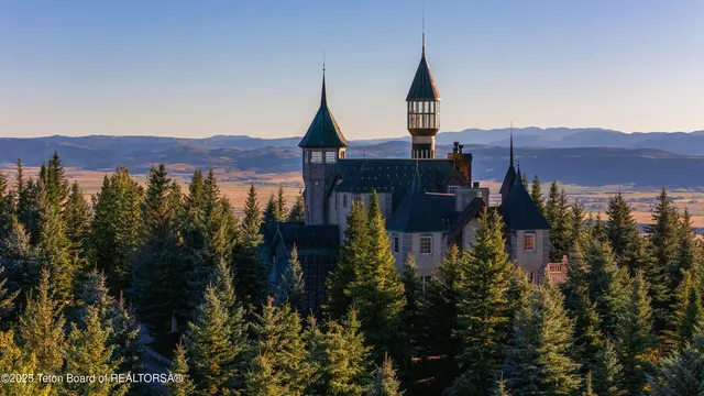 $13,490,000 | 2150 Robinson Lane, Bedford, WY 83112