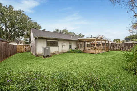 a view of a house with backyard and garden