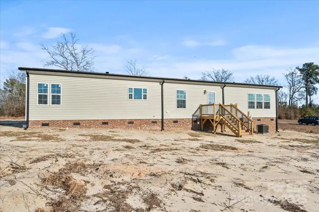 a view of a house with backyard