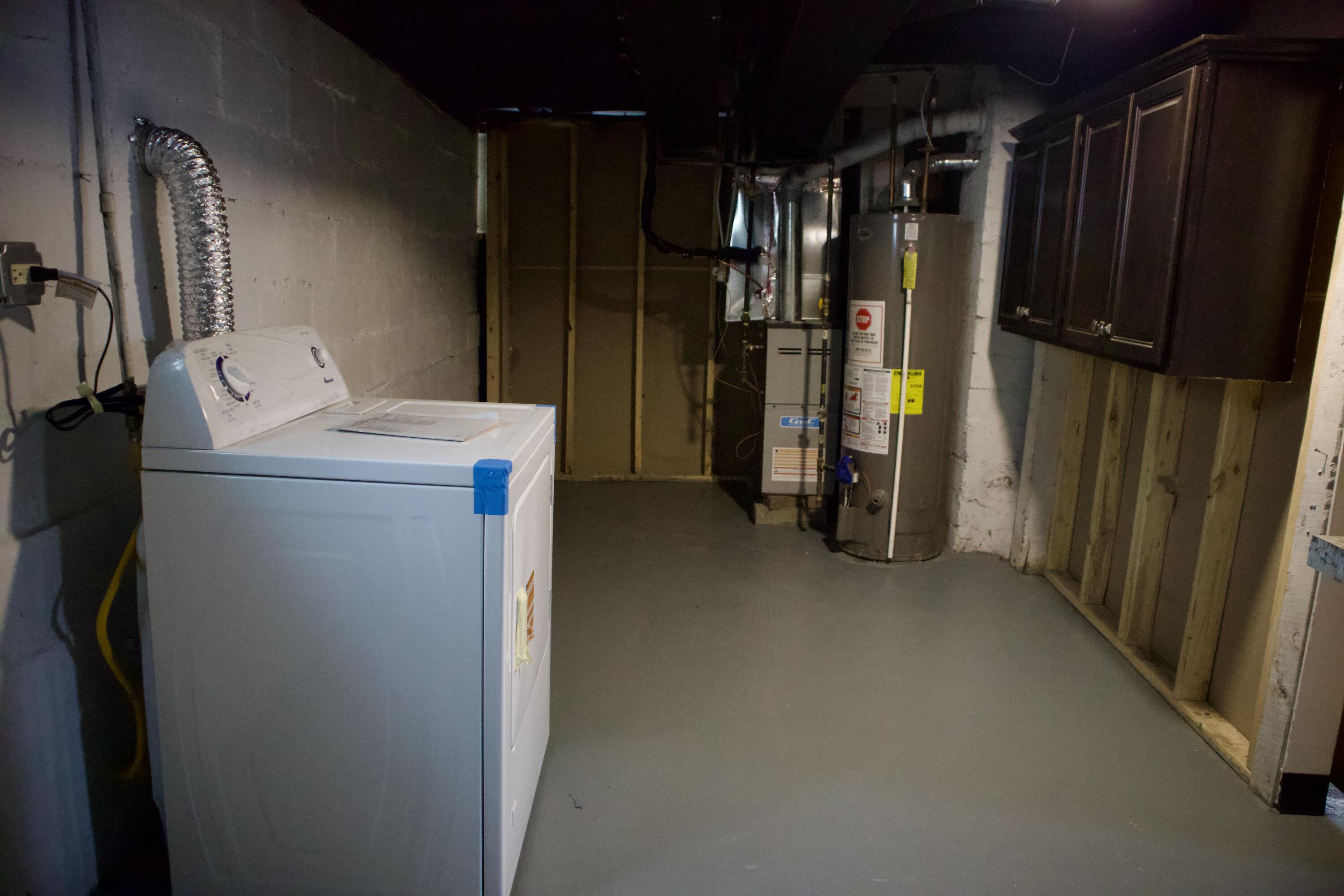 4001 Virginia Street Gary, IN 46409 - Photo 10 of 11 a utility room with dryer and washer