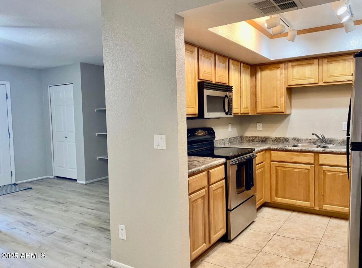1340 North Recker Road, Unit 245 Mesa, AZ 85205 - Photo 6 of 17 Full Size Kitchen