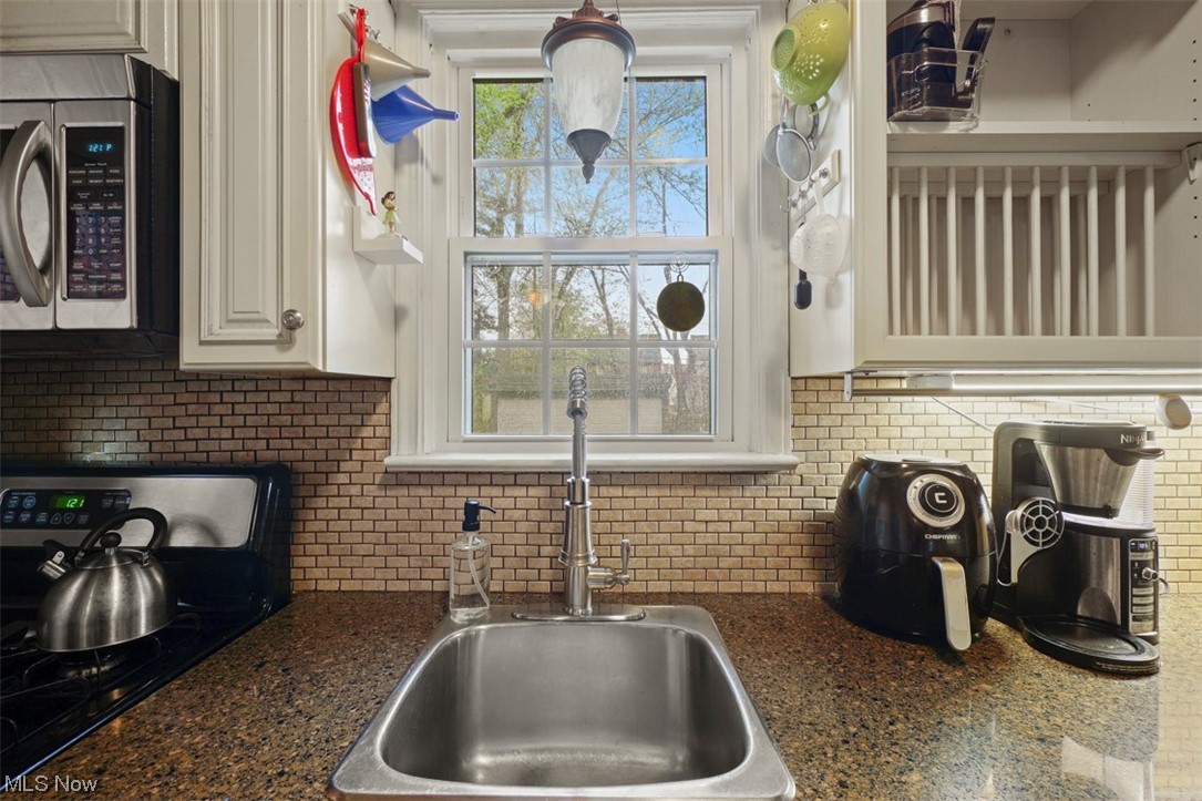 3611 Harvey Road Cleveland, OH 44118 - Photo 17 of 33 Kitchen