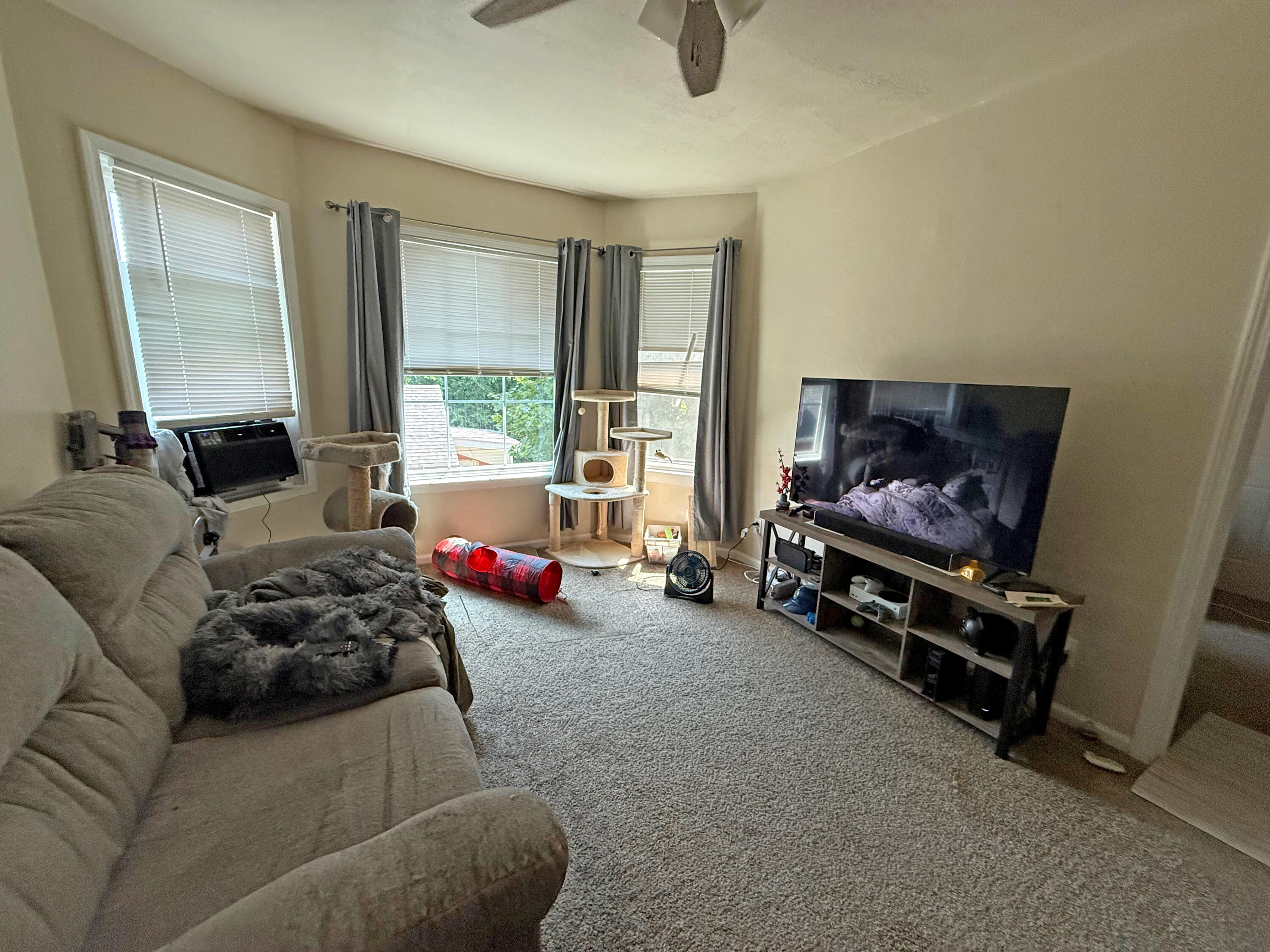 1533 Winslow Street, Unit 1535 Racine, WI 53404 - Photo 27 of 42 Unit #4 - Living Room