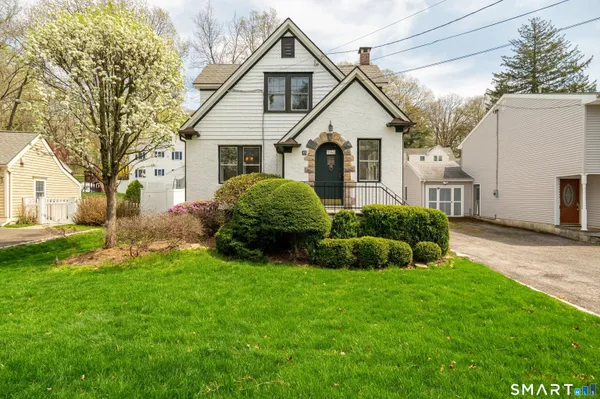 $995,000 | 83 Hoyt Street, Darien, CT 06820