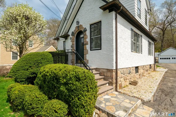 $995,000 | 83 Hoyt Street, Darien, CT 06820