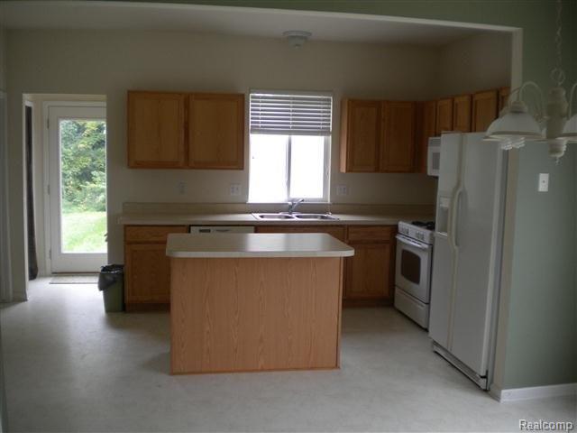 556 North Willard Road Canton, MI 48187 - Photo 3 of 10 DSCN1125