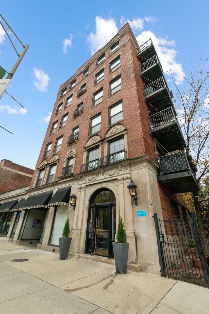 4144 North Sheridan Road, Unit 303 Chicago, IL 60613 - Photo 1 of 8 Gallery Image 1