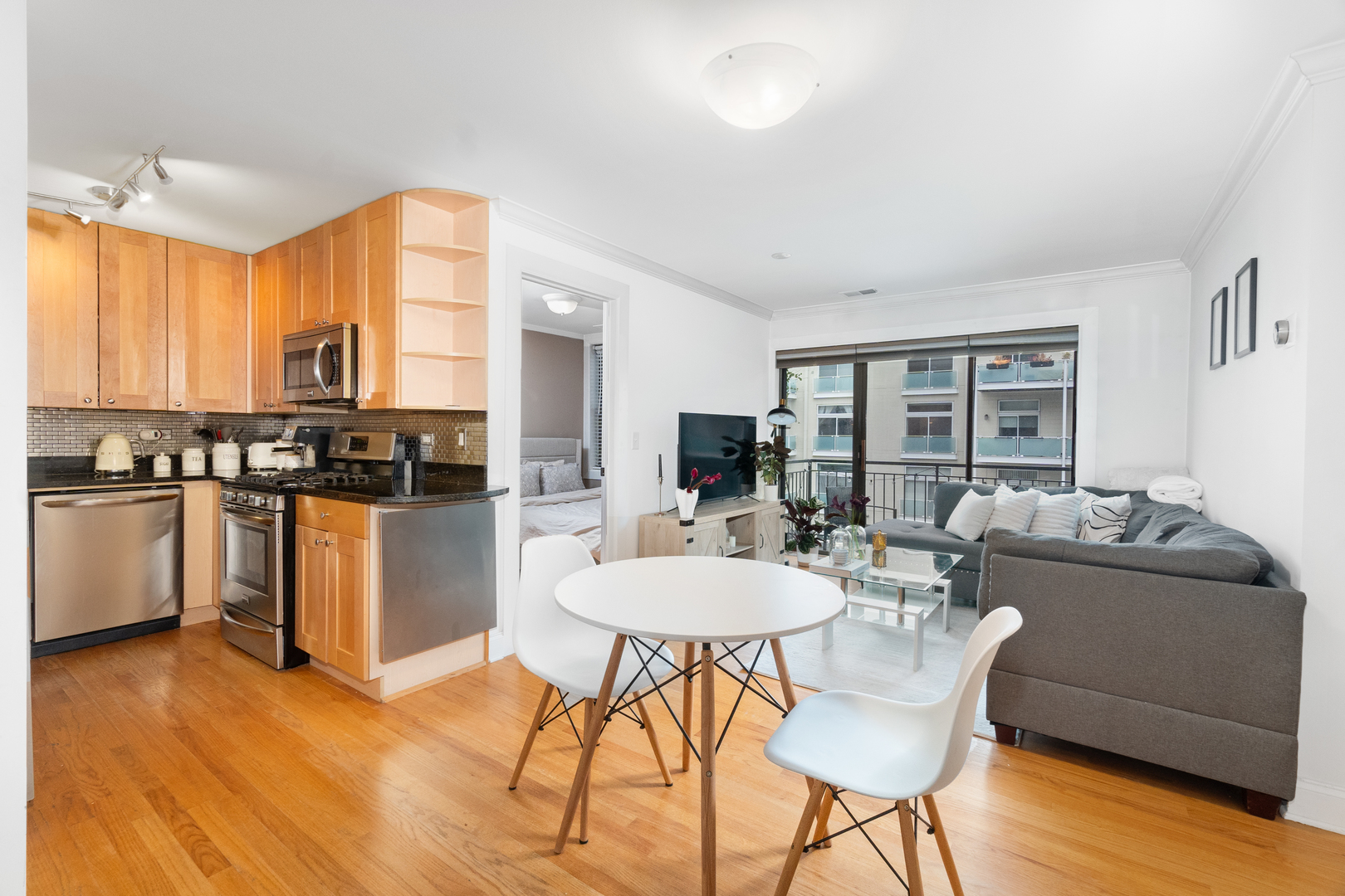 4144 North Sheridan Road, Unit 303 Chicago, IL 60613 - Photo 3 of 8 Gallery Image 3