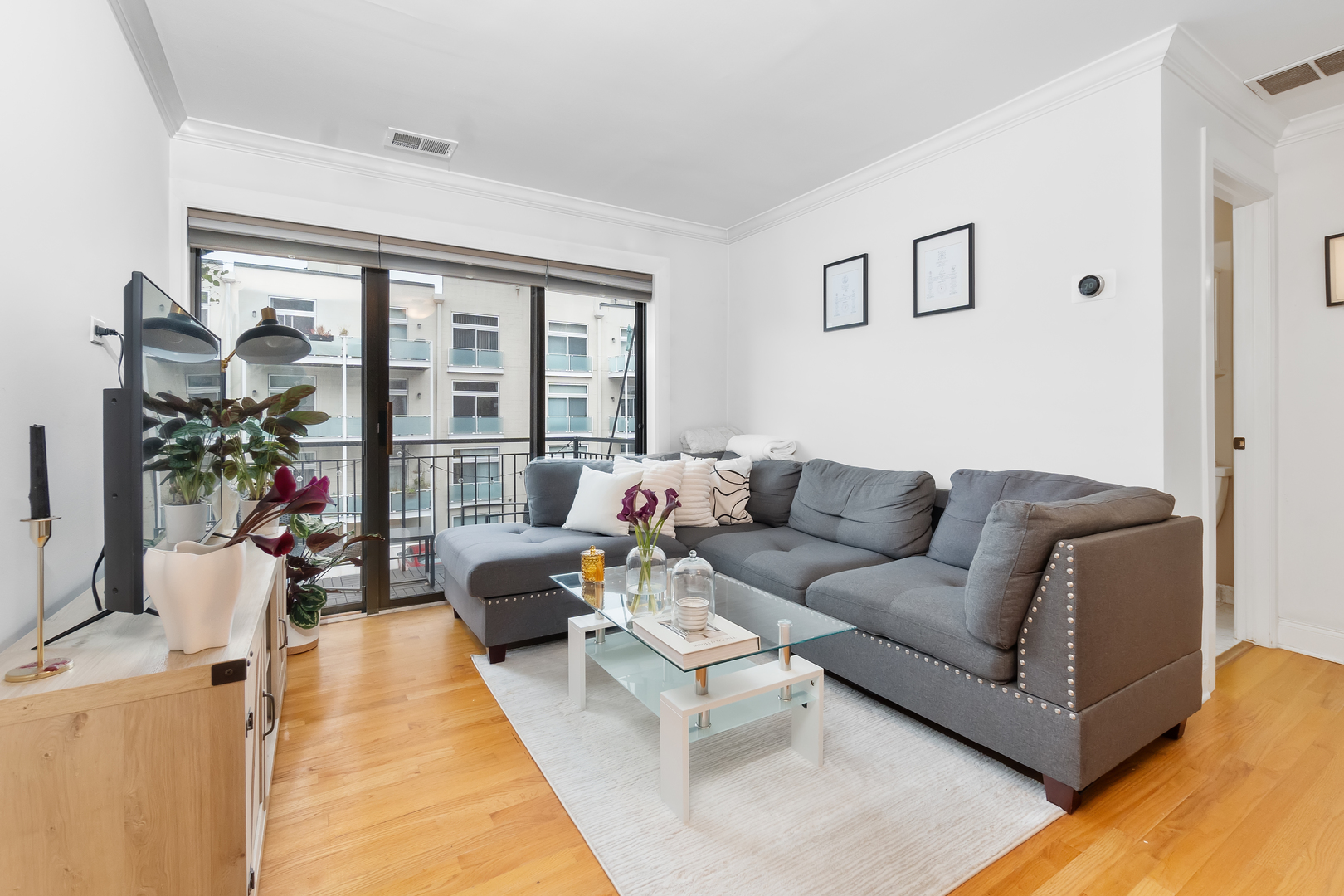 4144 North Sheridan Road, Unit 303 Chicago, IL 60613 - Photo 5 of 8 Gallery Image 5