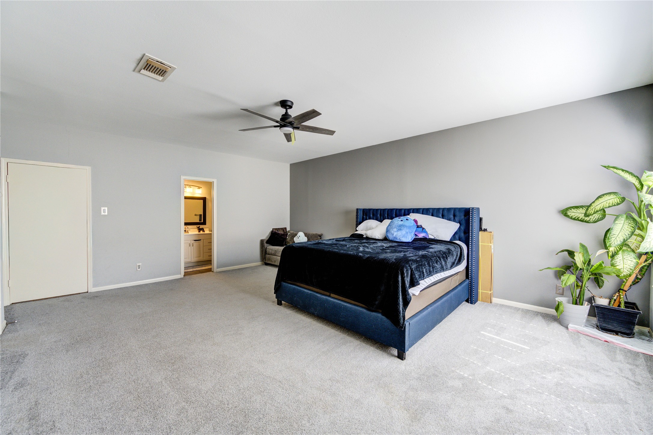 3800 Tanglewilde Street, Unit 803 Houston, TX 77063 - Photo 14 of 36 a bed sitting in a spacious bedroom and a couch