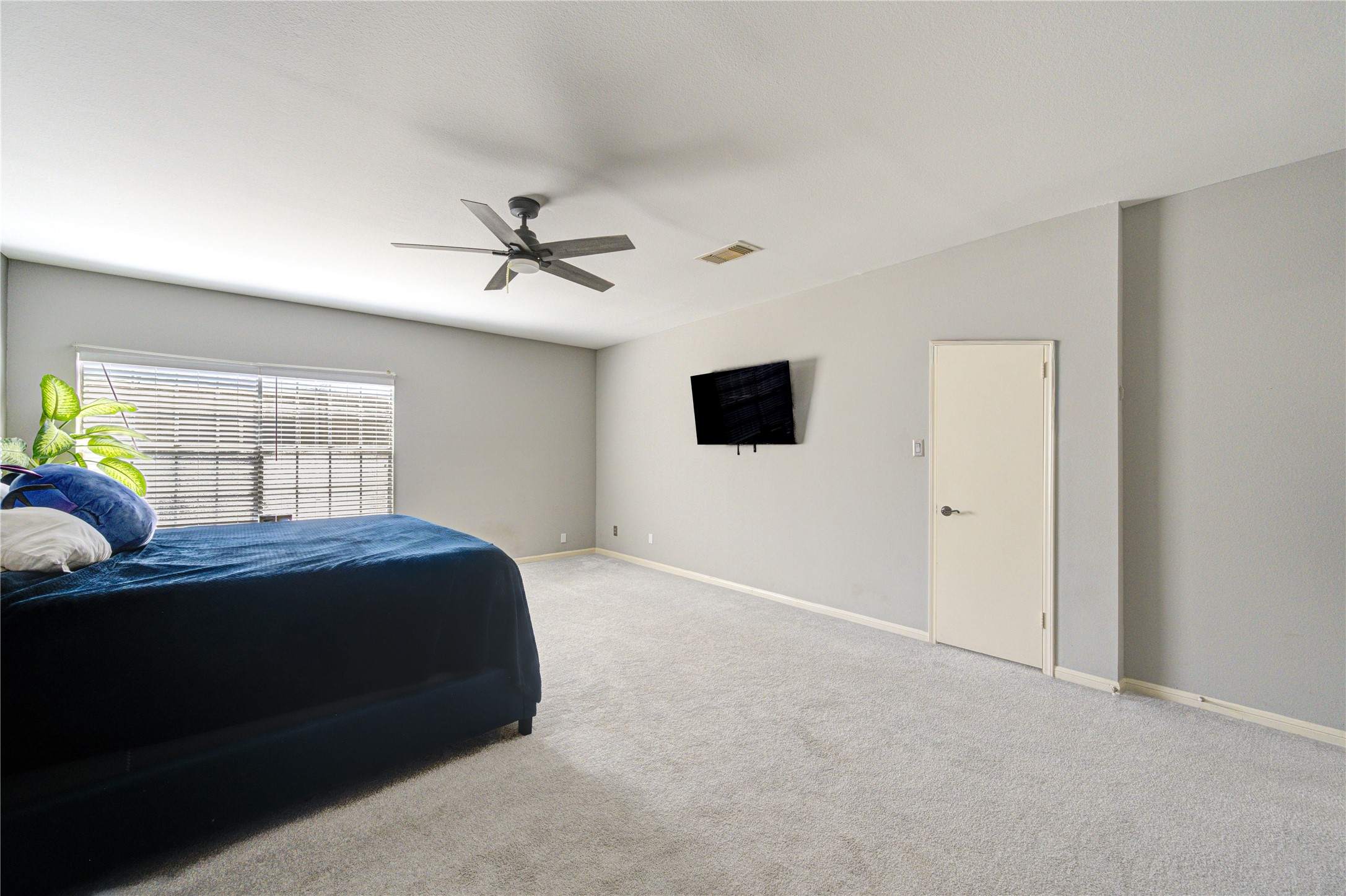 3800 Tanglewilde Street, Unit 803 Houston, TX 77063 - Photo 17 of 36 a living room with furniture and a window