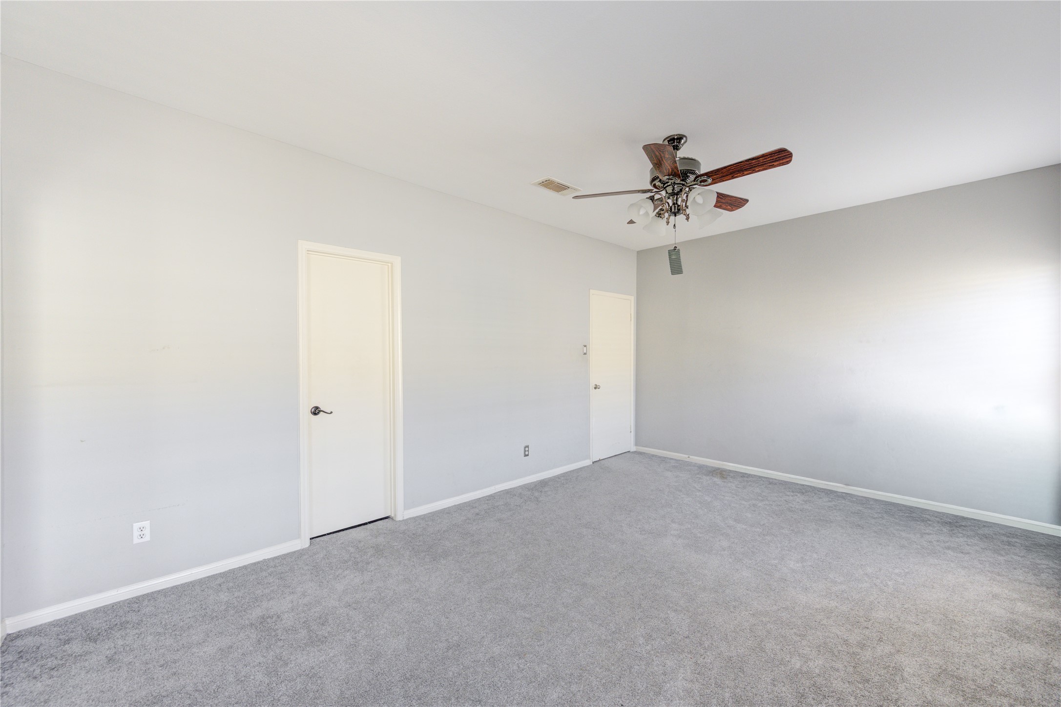 3800 Tanglewilde Street, Unit 803 Houston, TX 77063 - Photo 21 of 36 an empty room with a ceiling fan and a ceiling fan