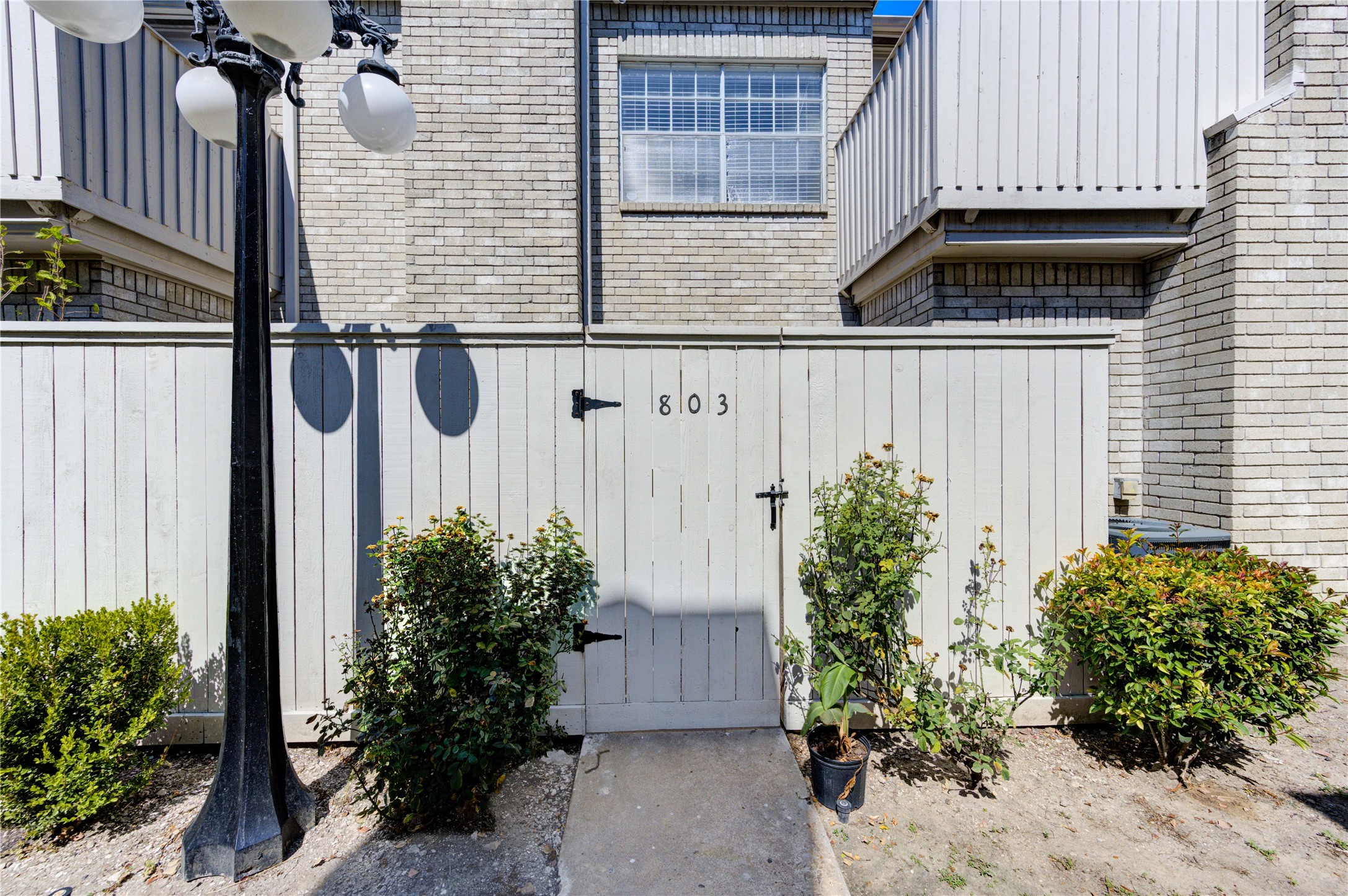 3800 Tanglewilde Street, Unit 803 Houston, TX 77063 - Photo 30 of 36 a backyard of a house with lots of green space