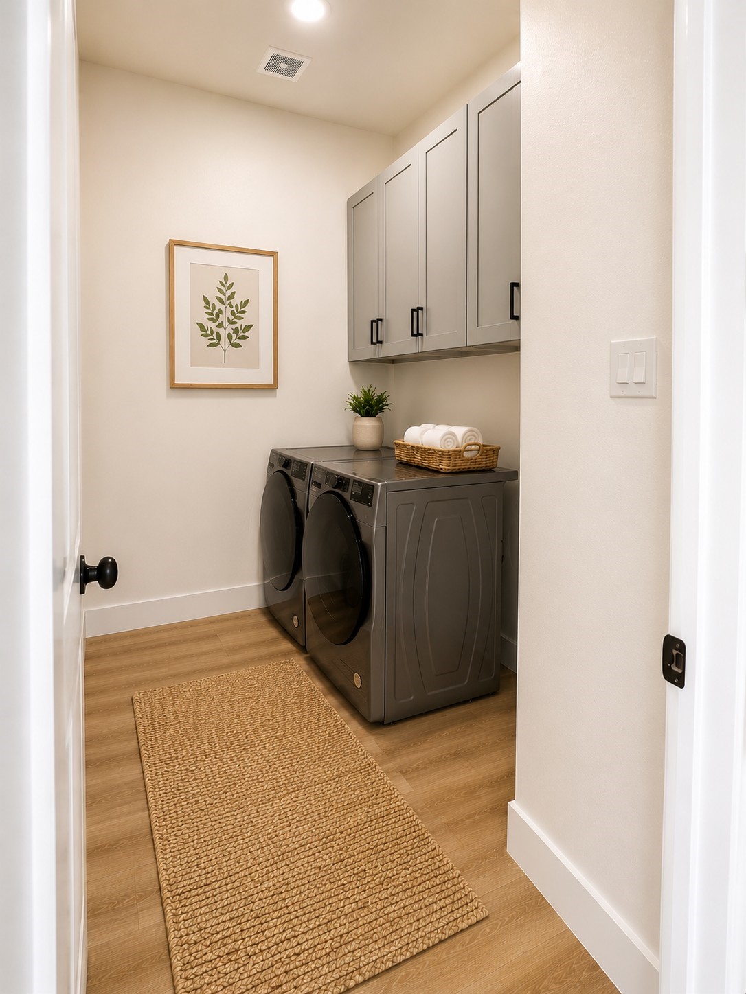 5312 Denmark Street Houston, TX 77028 - Photo 12 of 23 Virtually Stage with decoration (washer and dryer are included)