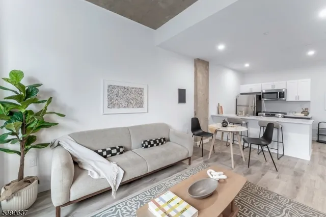 $2,353 | 10 Commerce Court, Unit 7H, Newark, NJ 07102