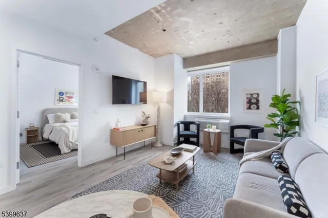 $2,266 | 10 Commerce Court, Unit 7H, Newark, NJ 07102