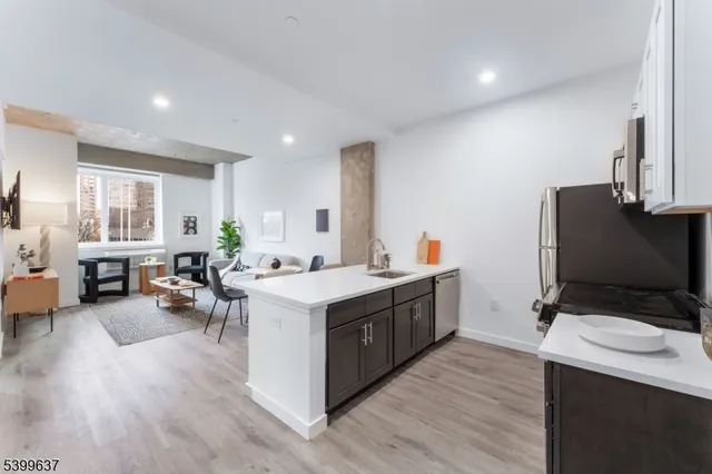 $2,266 | 10 Commerce Court, Unit 7H, Newark, NJ 07102