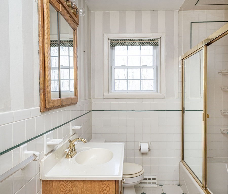 408 Center Street Raynham, MA 02767 - Photo 13 of 30 Gallery Image 13